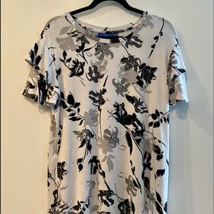 Apt 9 floral tee, with rounded hem and ruffle sleeves. Size Large